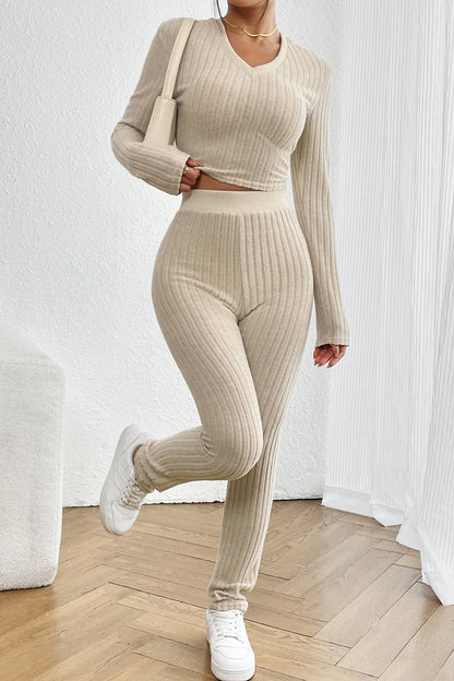 Set aus geripptem, langärmligem Crop-Top und Hose mit V-Ausschnitt