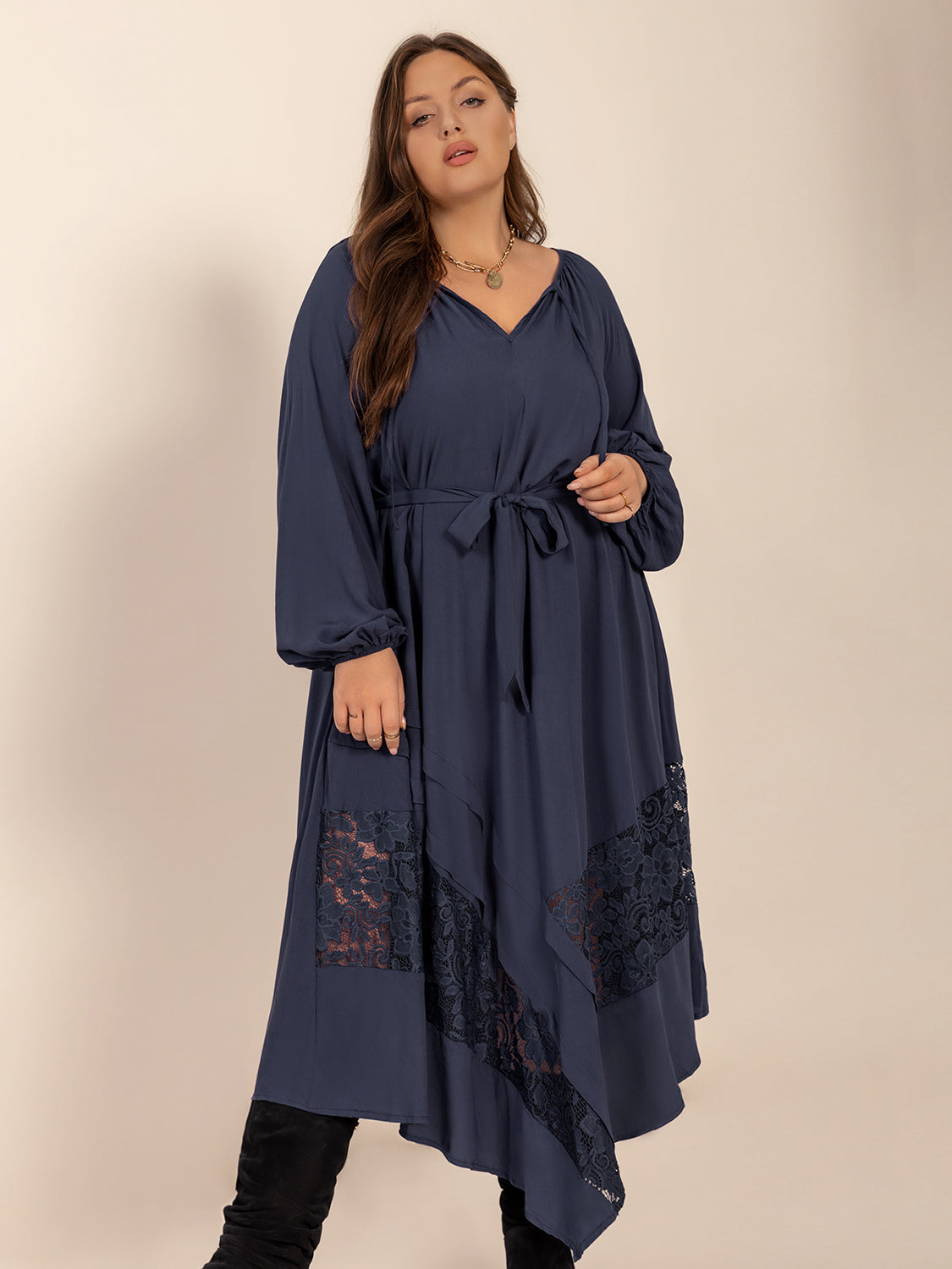 Plus Size Langärmliges Midikleid mit Spitzendetail und Bindeband am Hals