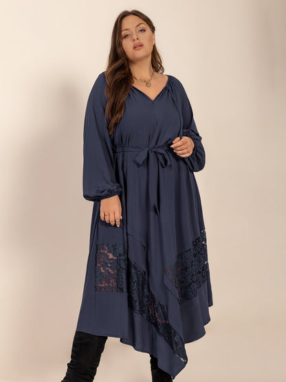 Plus Size Langärmliges Midikleid mit Spitzendetail und Bindeband am Hals