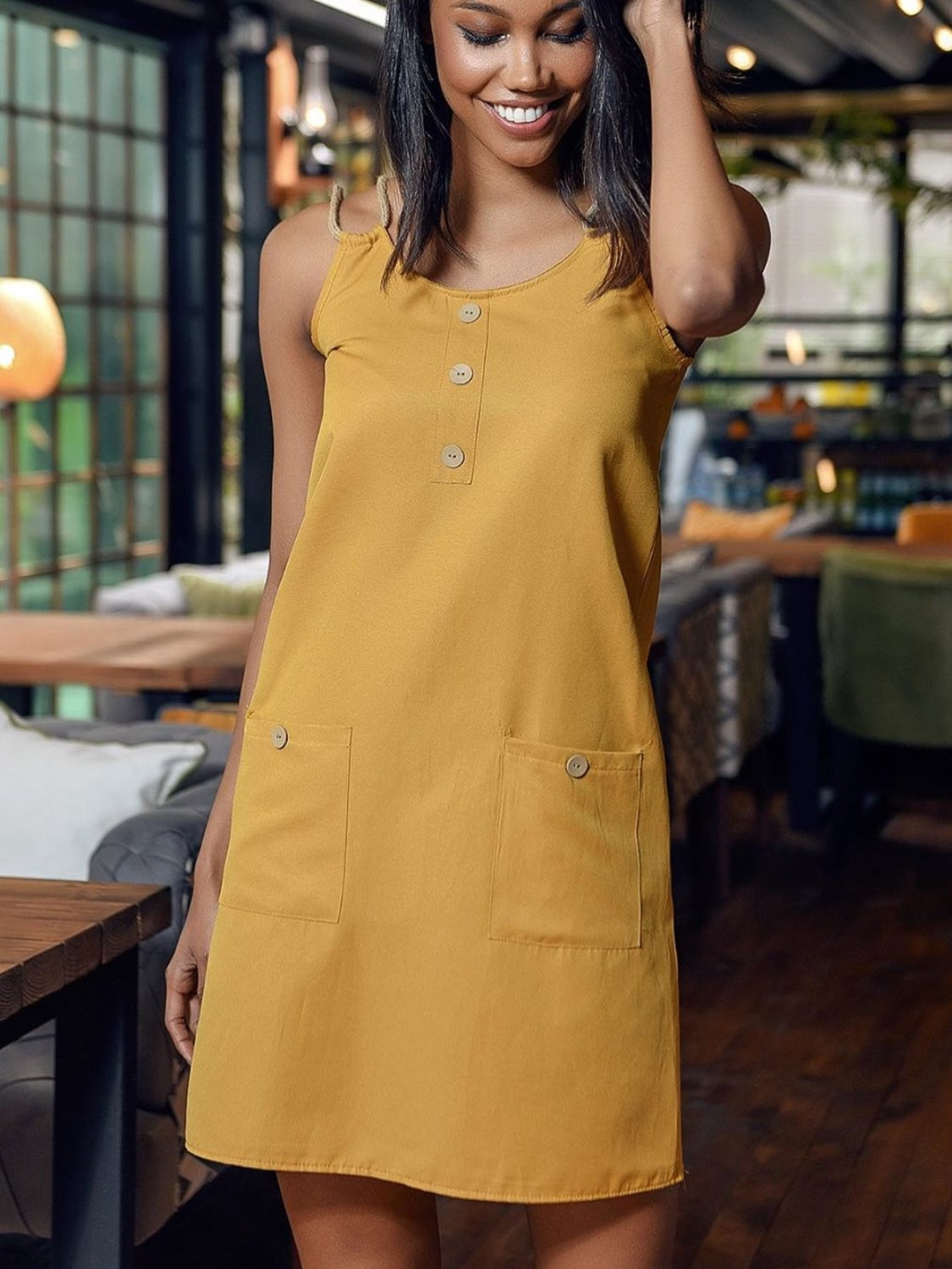 Minivestido con tirantes finos dobles y cuello redondo