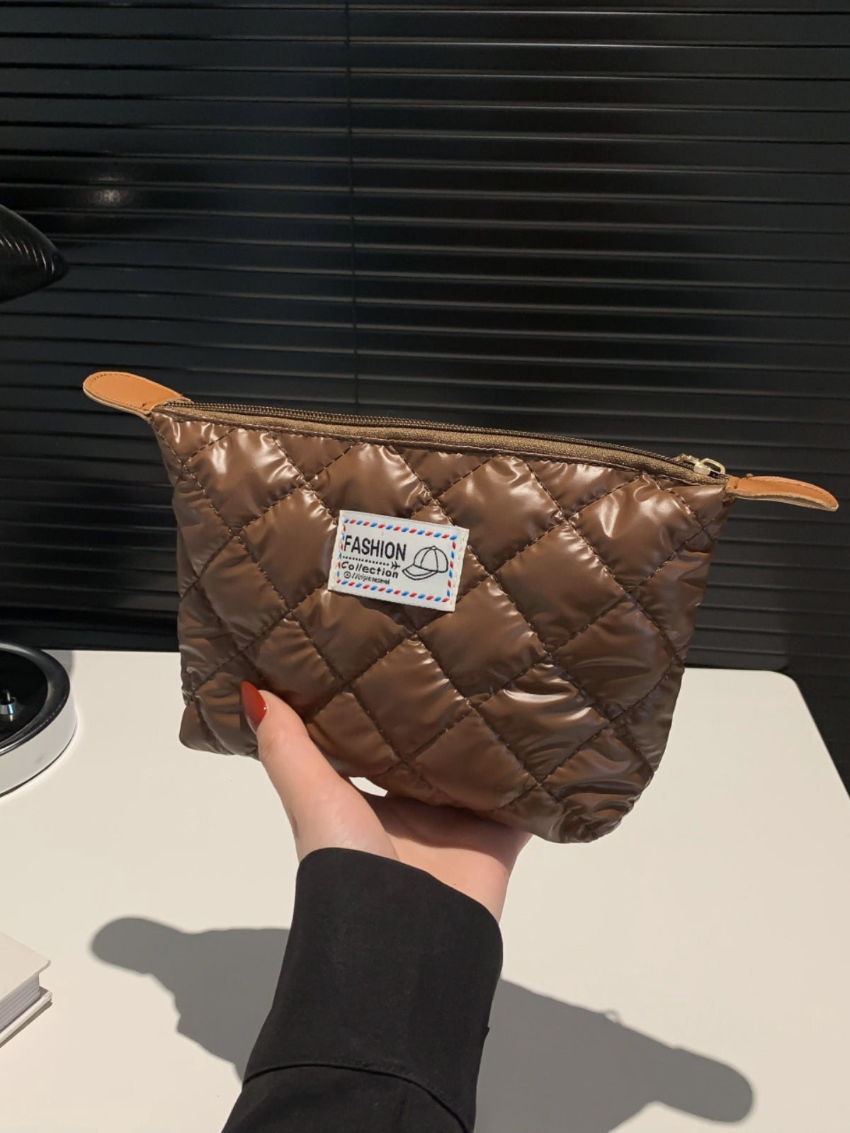 Solide gesteppte Clutch mit Reißverschluss