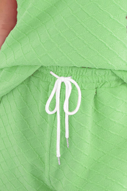 Set aus kurzärmligem Rundhalsoberteil und Shorts mit Kordelzug