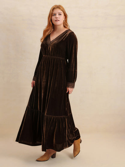 Plus Size Midikleid mit Spitzendetail und V-Ausschnitt und langen Ärmeln