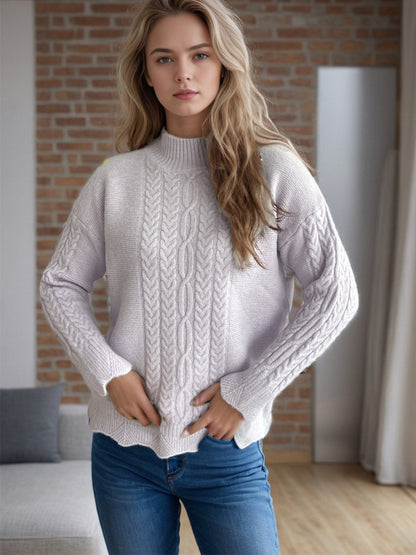 Pullover mit Zopfmuster und Stehkragen sowie überschnittenen Schultern
