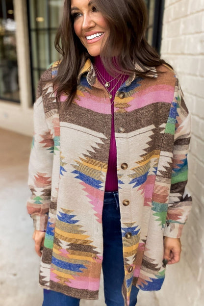 Geometrische, langärmlige Jacke mit Knöpfen