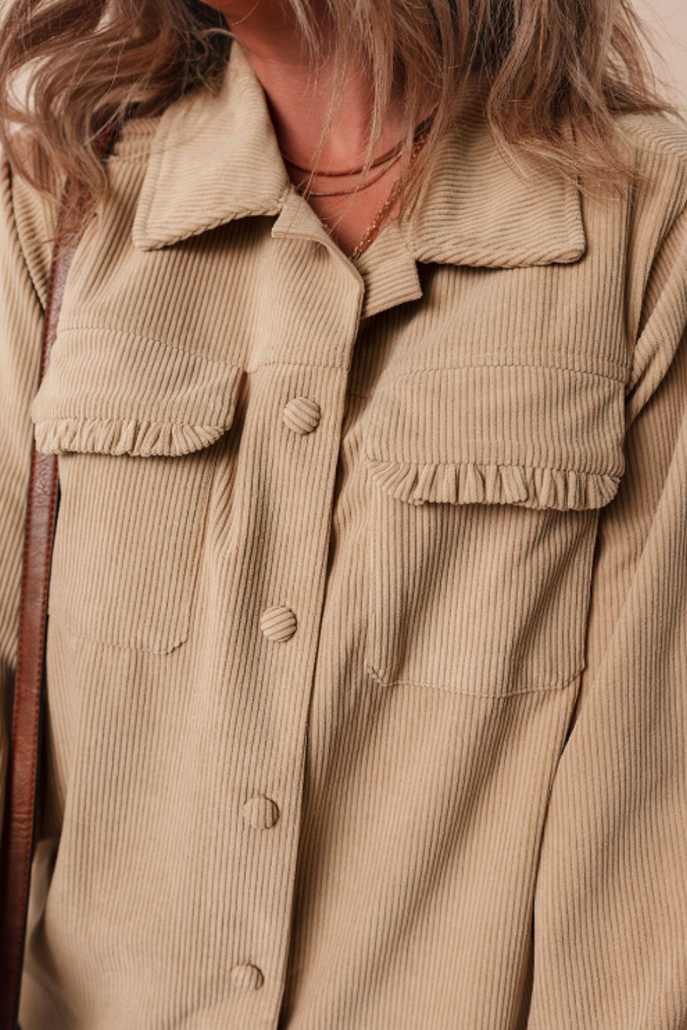 Langärmlige Hemdbluse mit Rüschen und Knöpfen