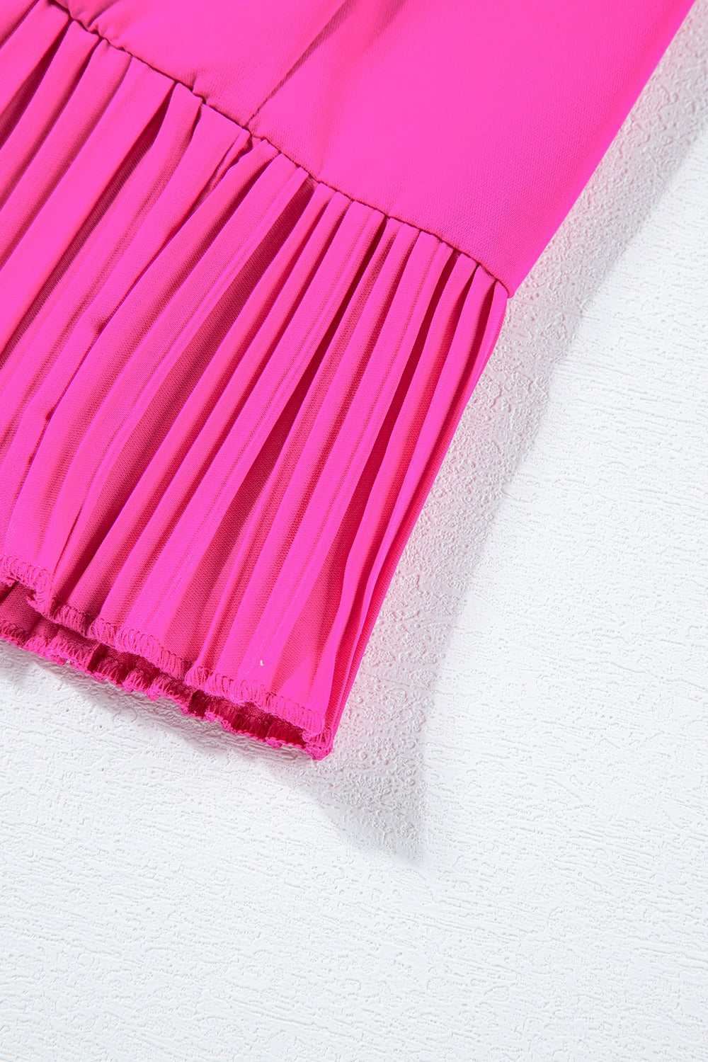 Gerüschtes Minikleid mit Rundhalsausschnitt und Flügelärmeln