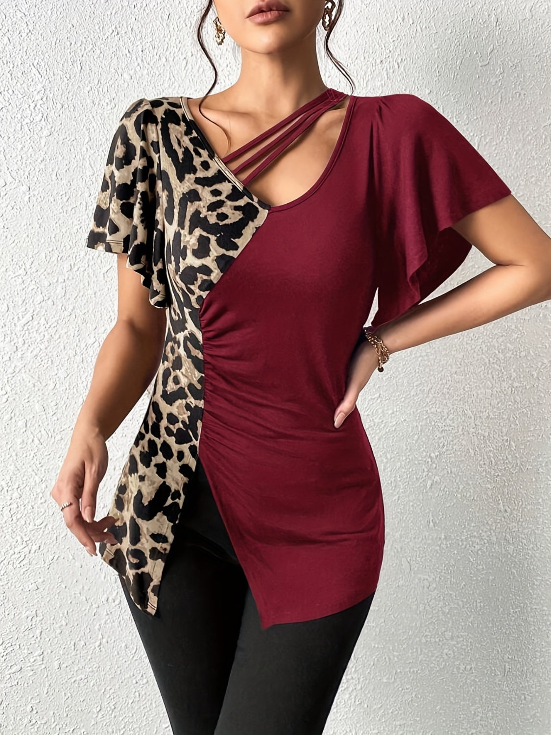 T-Shirt mit gerüschtem Leopardenmuster und Flatterärmeln
