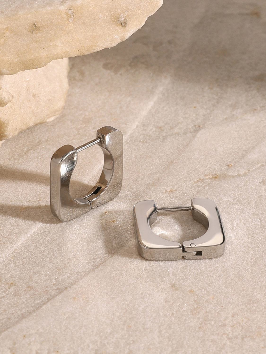 Quadratische Ohrringe aus 18 Karat vergoldetem Edelstahl