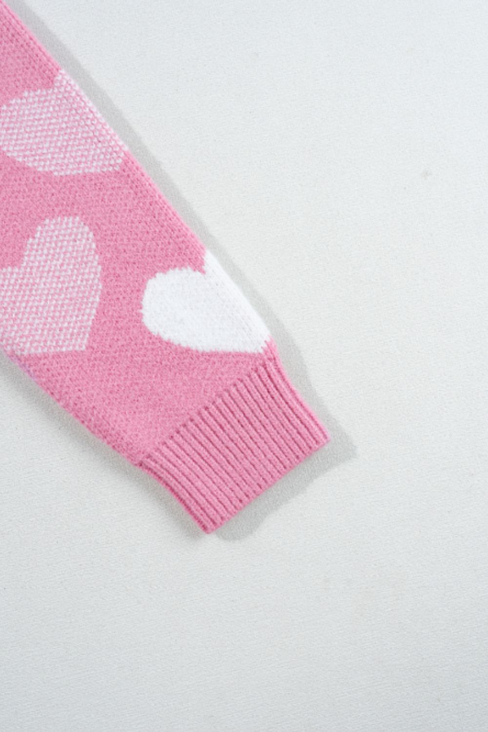 Langärmliger Pullover mit Perlenbesatz und Herzmotiv, Rundhalsausschnitt