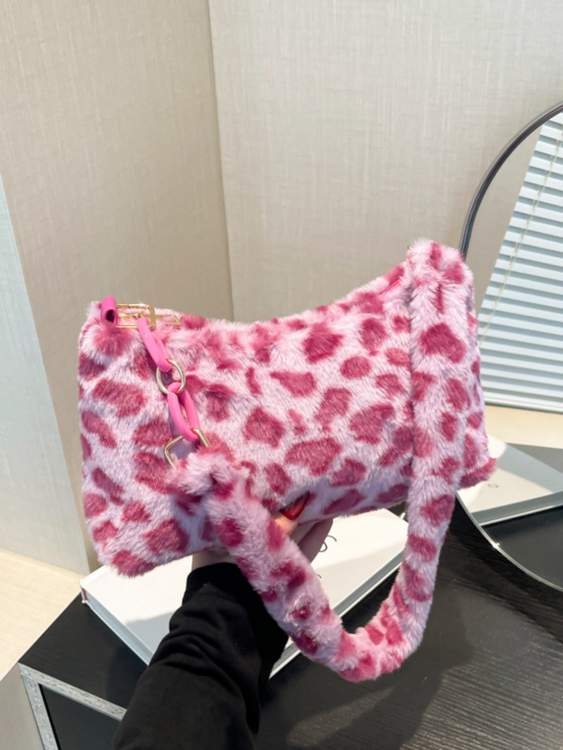 Leopardenflaum-Umhängetasche