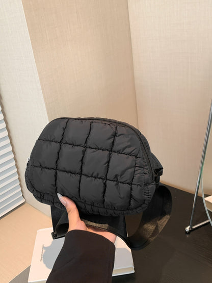 Umhängetasche mit verstellbarem Riemen und Blasenstruktur