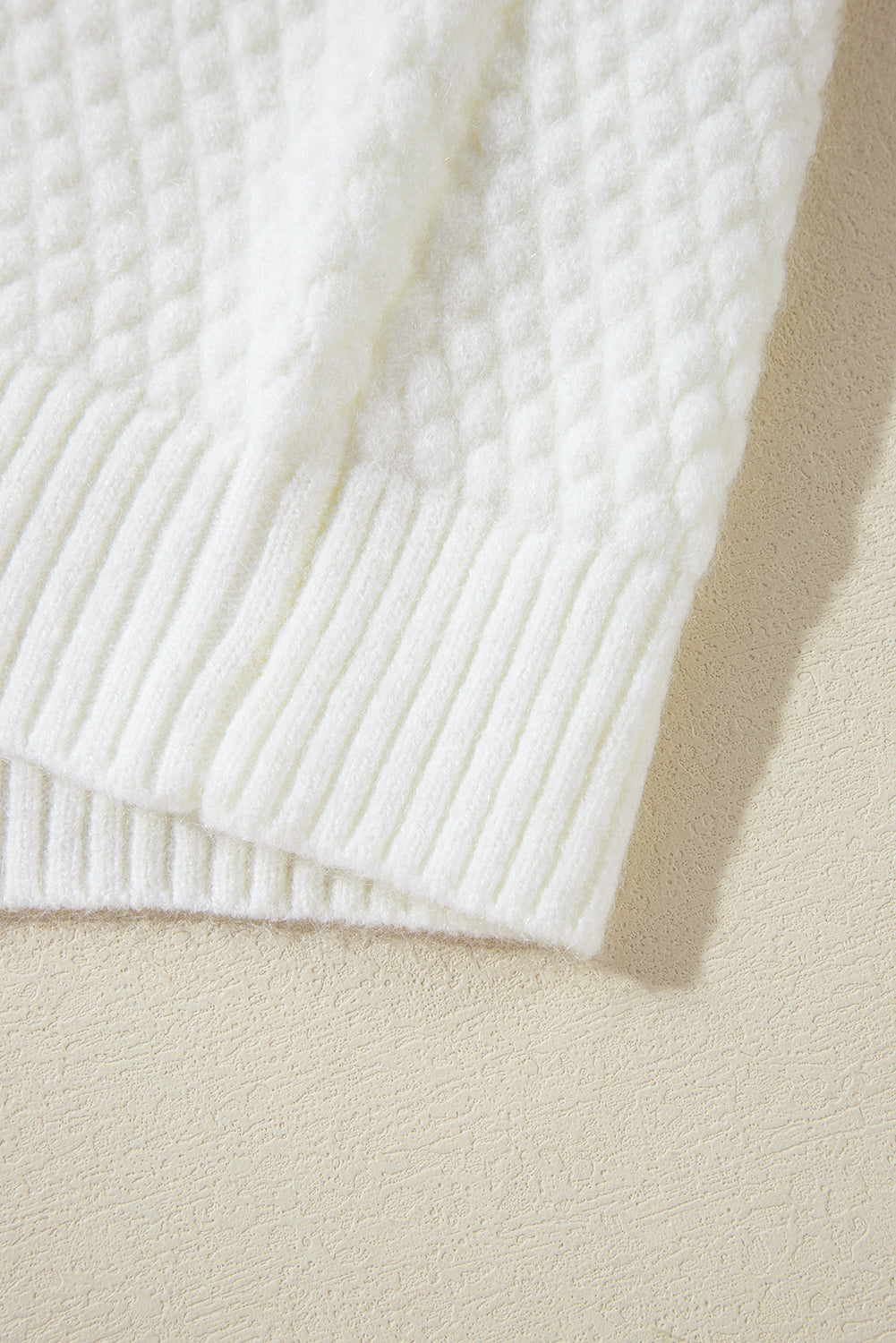 Häkelblumen-Pullover mit Rundhalsausschnitt und langen Ärmeln
