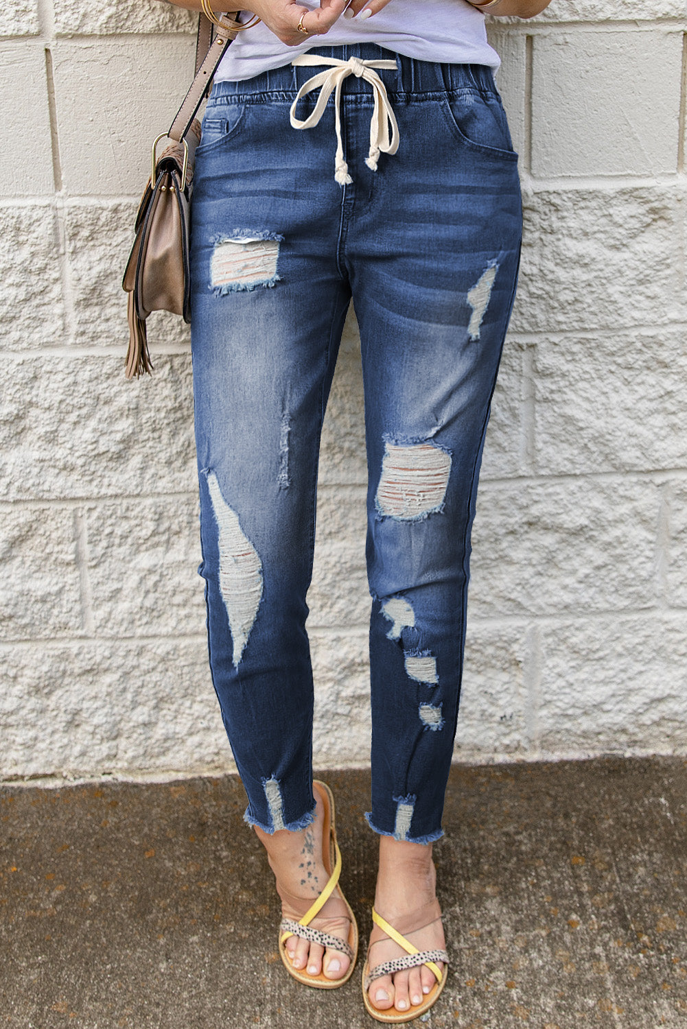 Distressed-Jeans mit Kordelzug, offenem Saum und Taschen