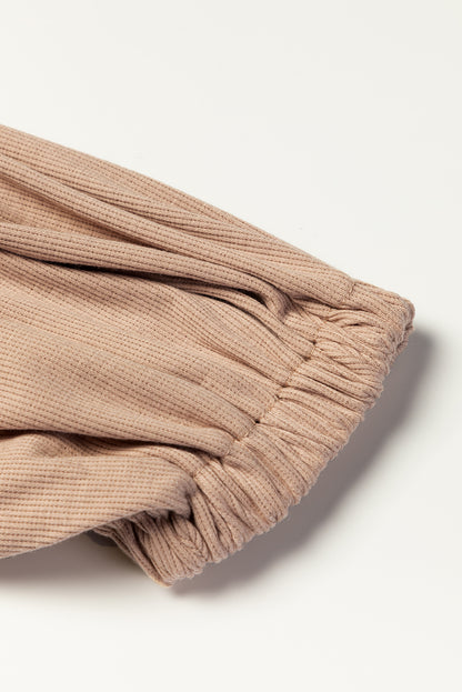 Gerafftes, schulterfreies, langärmliges Kleid