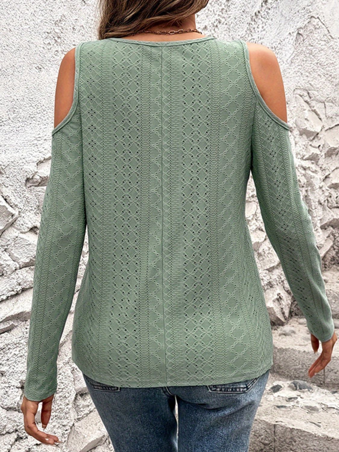 T-Shirt mit Ösen und V-Ausschnitt in voller Größe