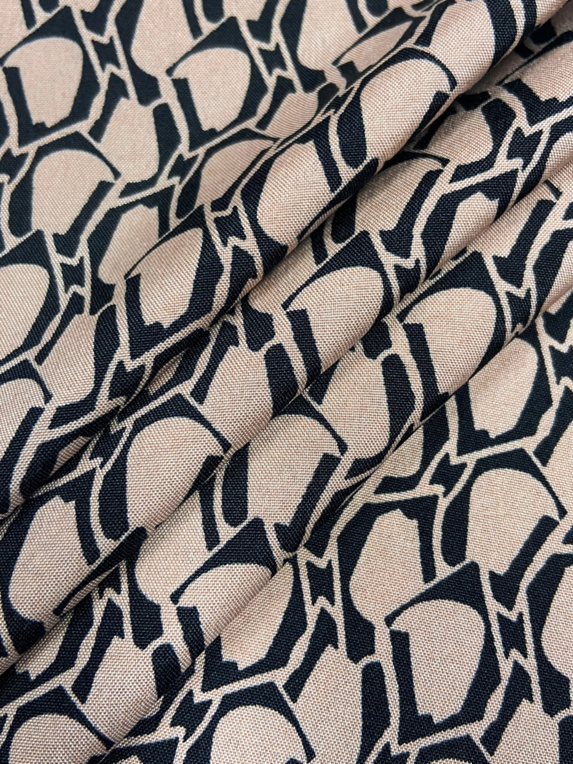 Ärmelloses, gestuftes Kleid mit Bindeband und Print