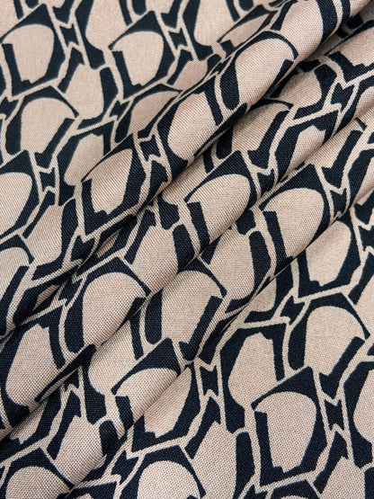 Ärmelloses, gestuftes Kleid mit Bindeband und Print