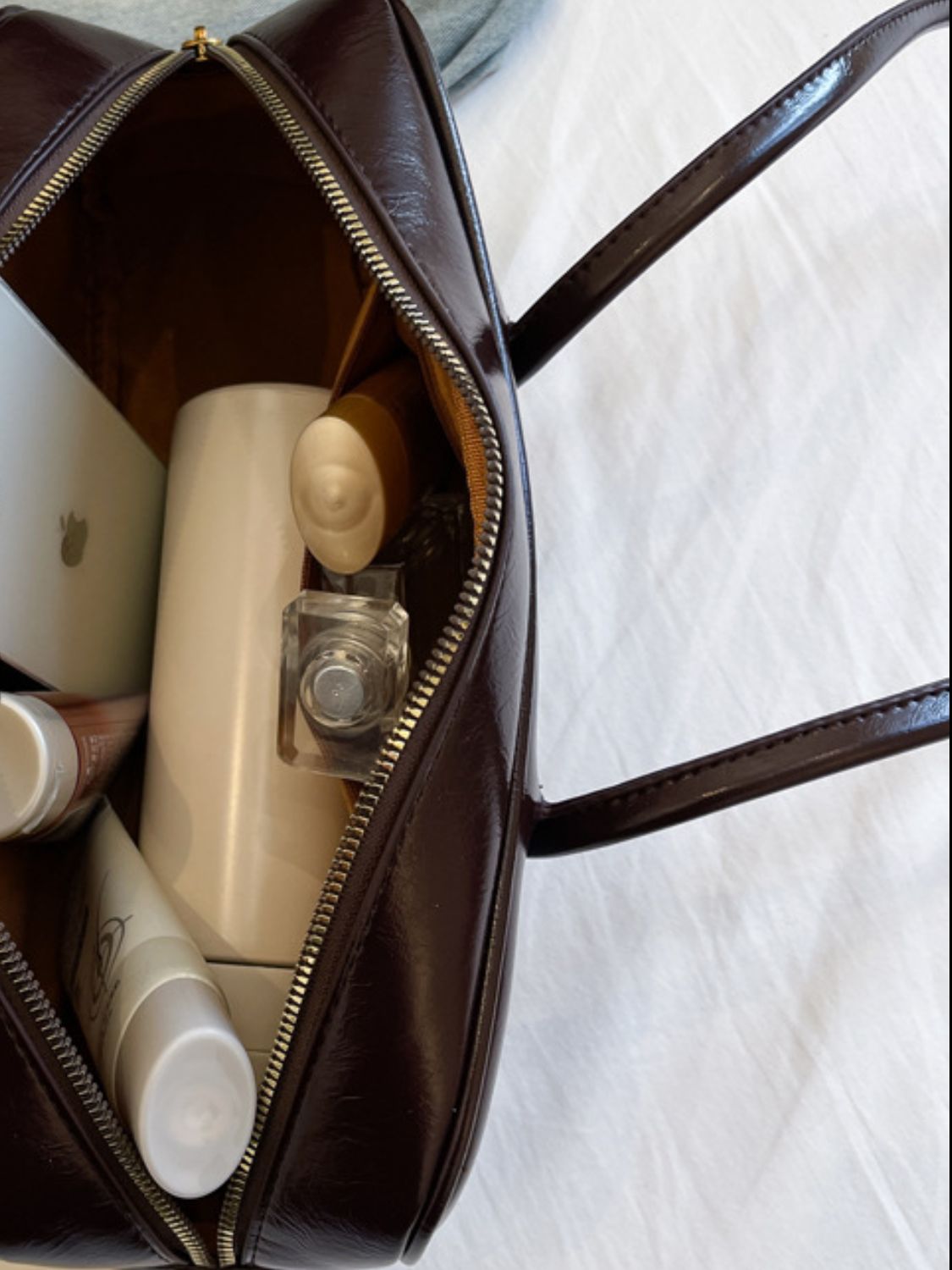 Schultertasche aus PU-Leder mit Schleifenbesatz