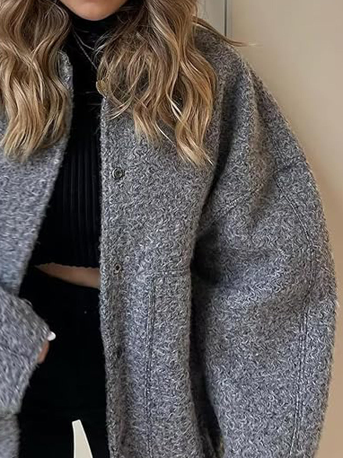 Jacke mit überschnittenen Schultern und Druckknöpfen in voller Größe