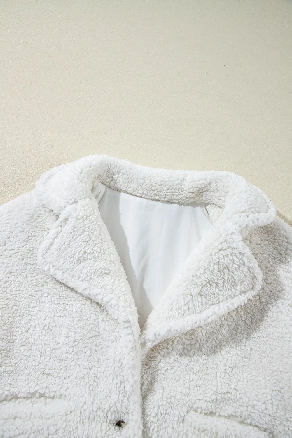 Flauschige Jacke mit einem Knopf und langen Ärmeln