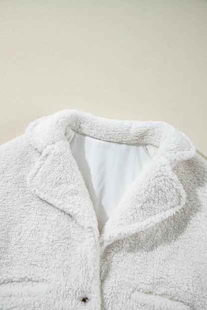 Flauschige Jacke mit einem Knopf und langen Ärmeln