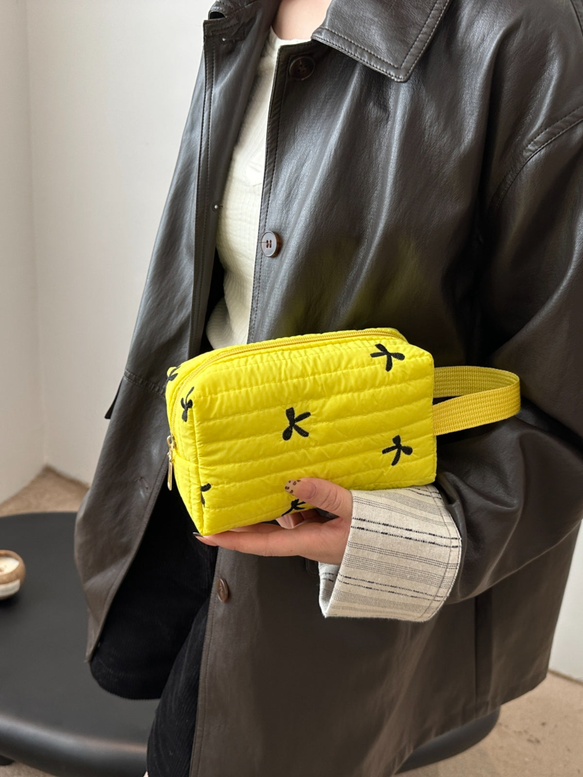 Armband mit kontrastierender Textur und Schleife