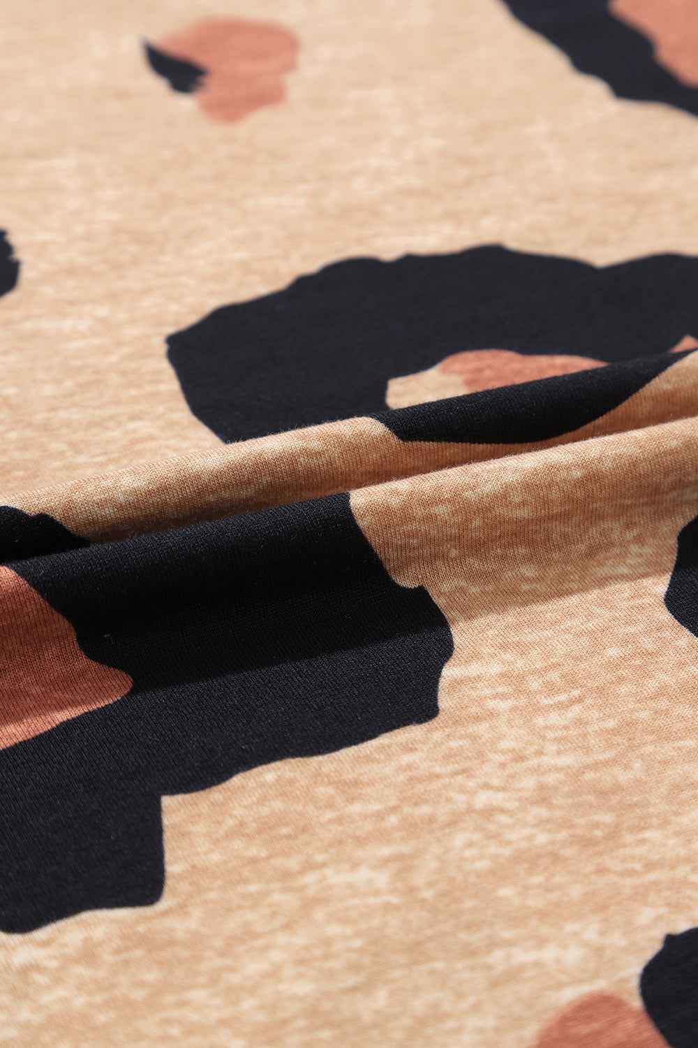 Set aus langärmligem Oberteil und Shorts mit Leopardenmuster