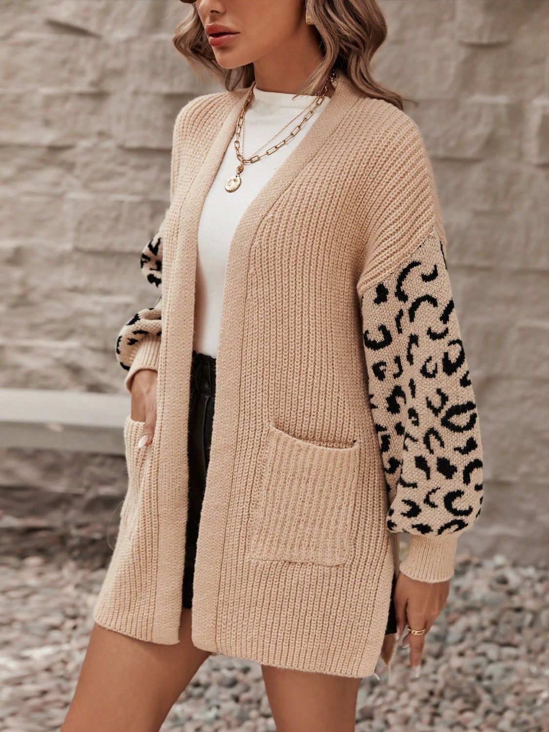 Cardigan mit offener Vorderseite und Leopardenmuster und Taschen