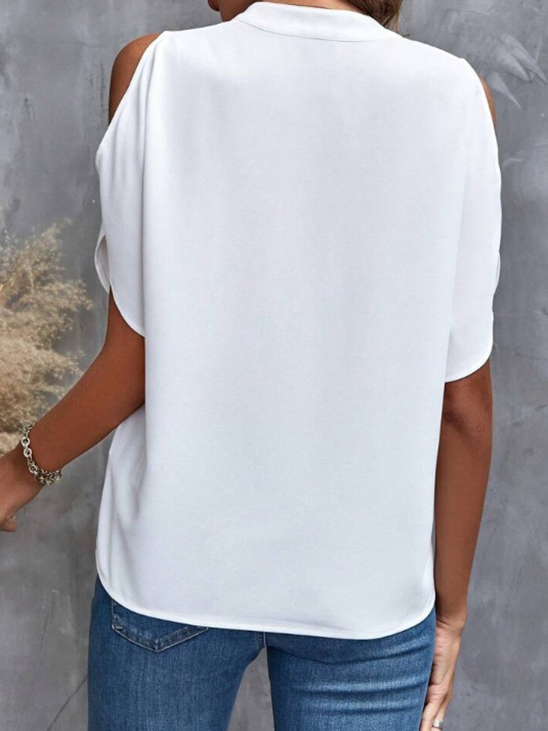 Blusa de media manga con hombros descubiertos y muescas