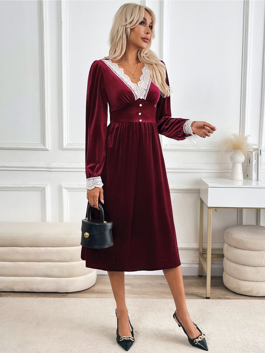 Perfee – Langärmliges Midikleid mit V-Ausschnitt und Spitzendetail