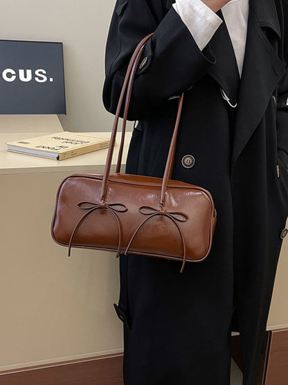 Schultertasche aus PU-Leder mit Schleifenbesatz