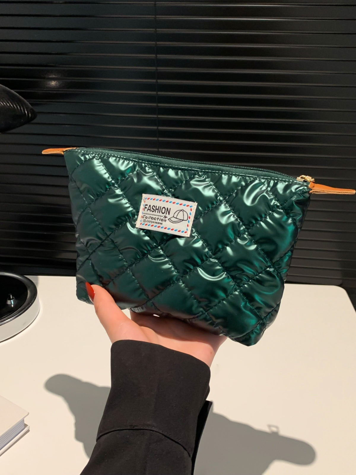 Solide gesteppte Clutch mit Reißverschluss