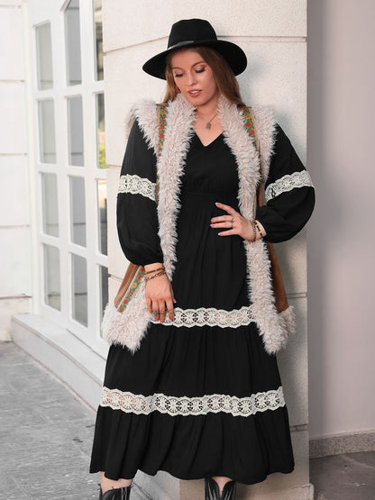Plus Size Midikleid mit Spitzendetail und V-Ausschnitt und langen Ärmeln