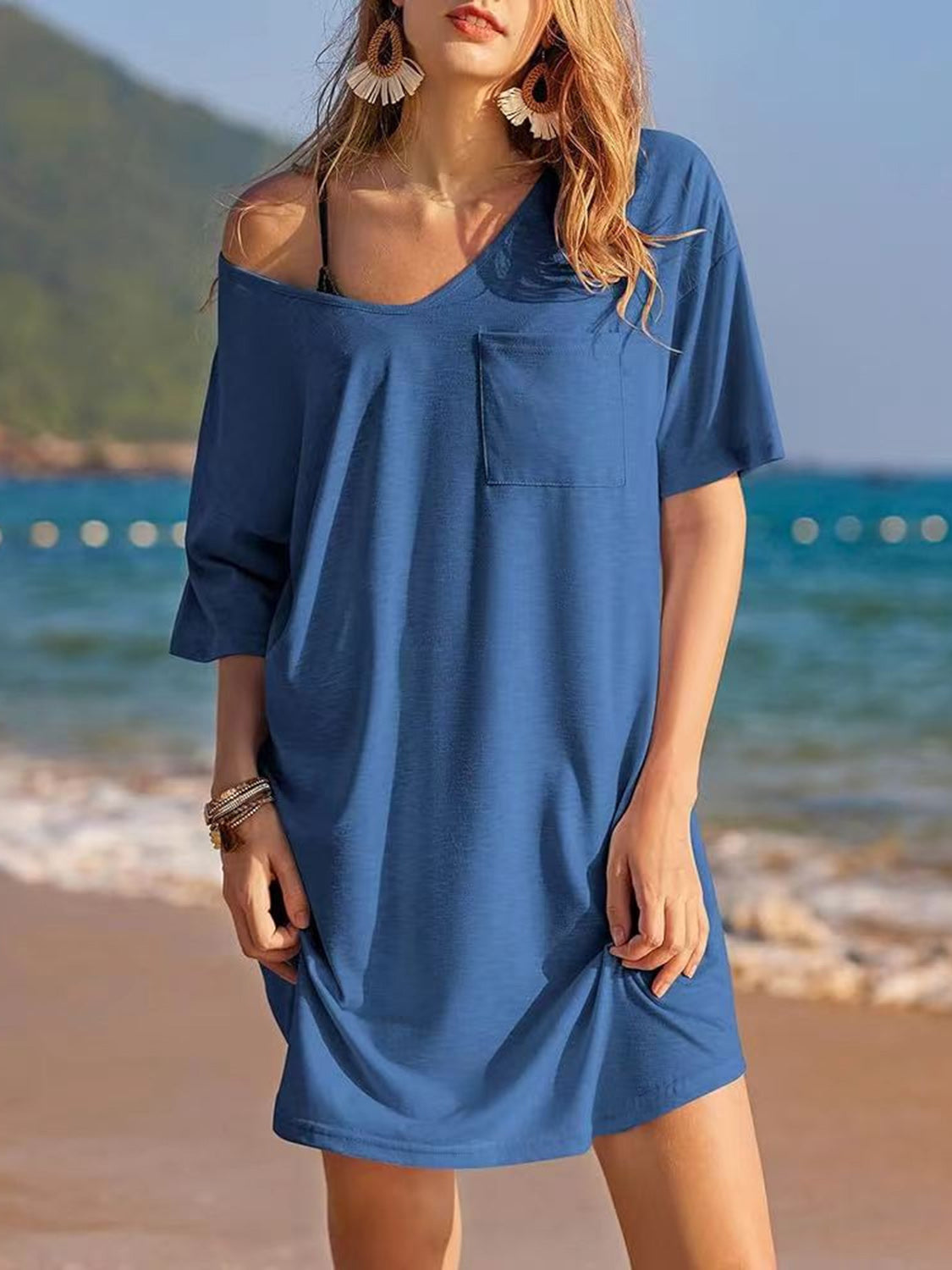 T-Shirt-Kleid mit V-Ausschnitt und kurzen Ärmeln und Taschen