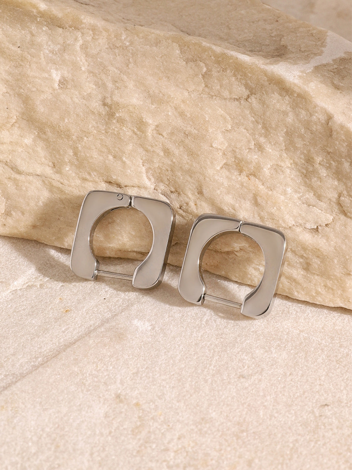 Quadratische Ohrringe aus 18 Karat vergoldetem Edelstahl