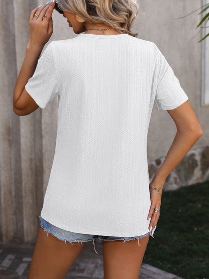 Blusa de manga corta con cuello redondo y botones decorativos