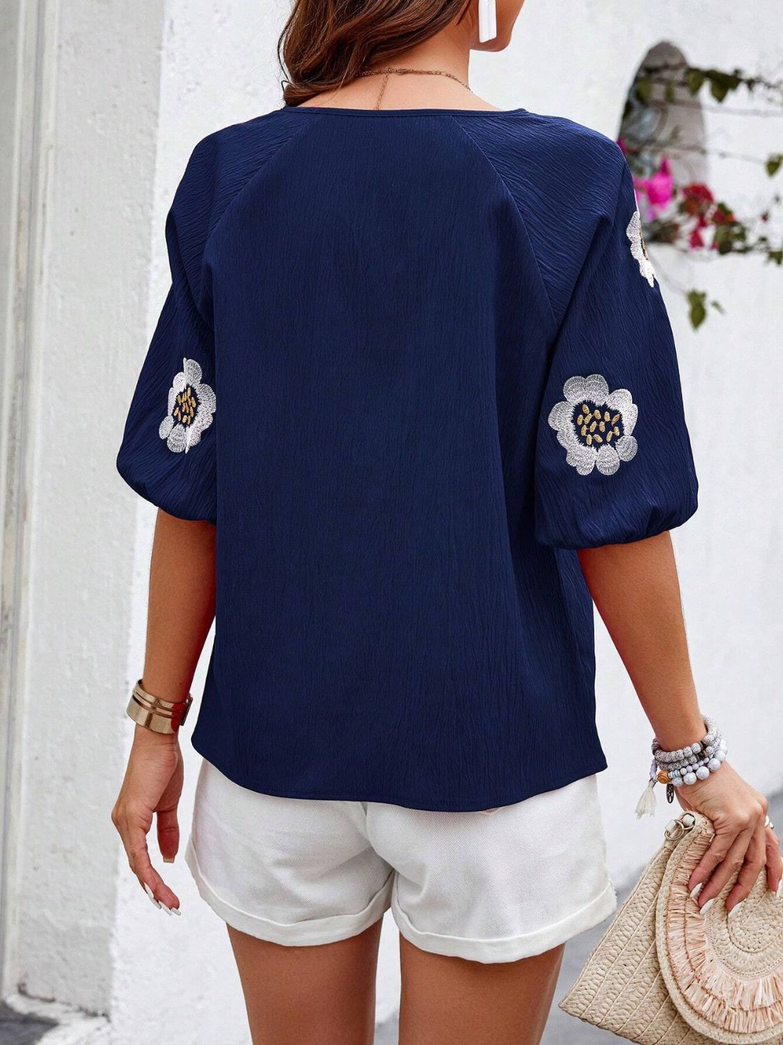 Bestickte Bluse mit Puffärmeln und Schleife am Hals