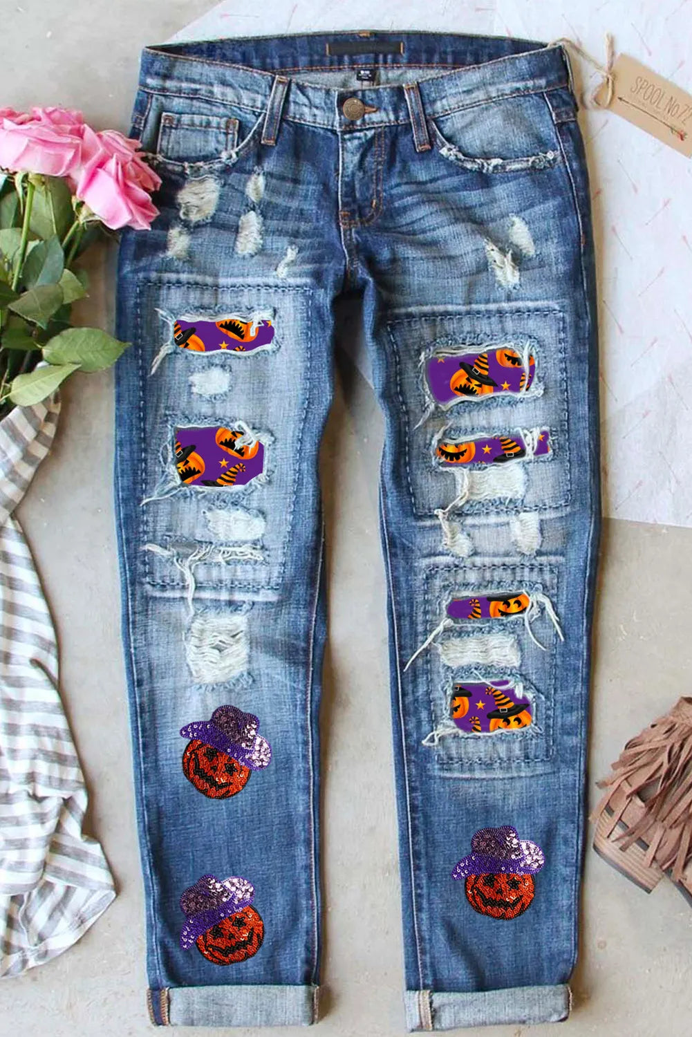 Distressed-Jeans mit Kürbis-Pailletten