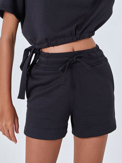 Einfarbige Shorts mit Kordelzug und Taschen