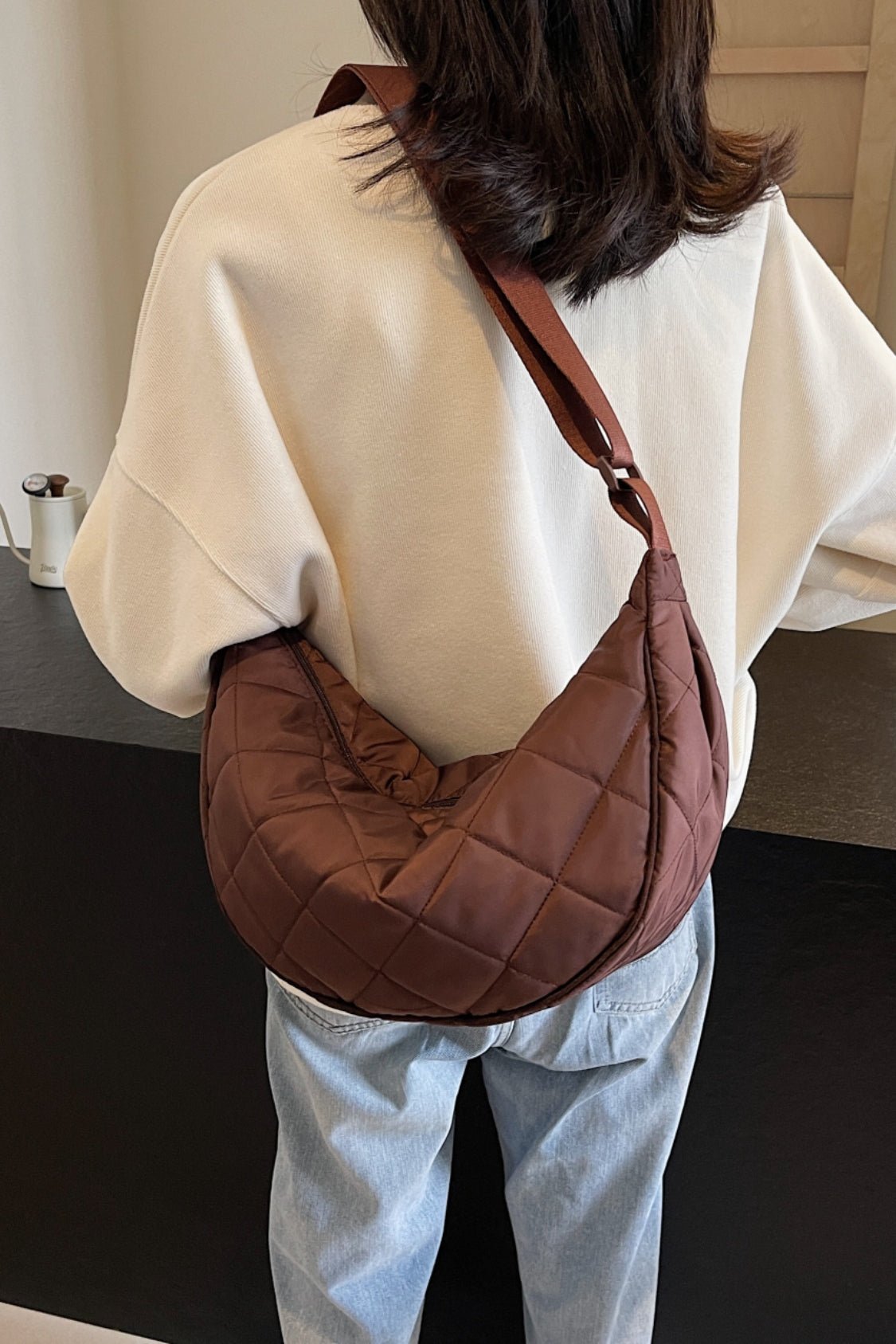 Umhängetasche mit Karomuster, gestepptem und verstellbarem Riemen