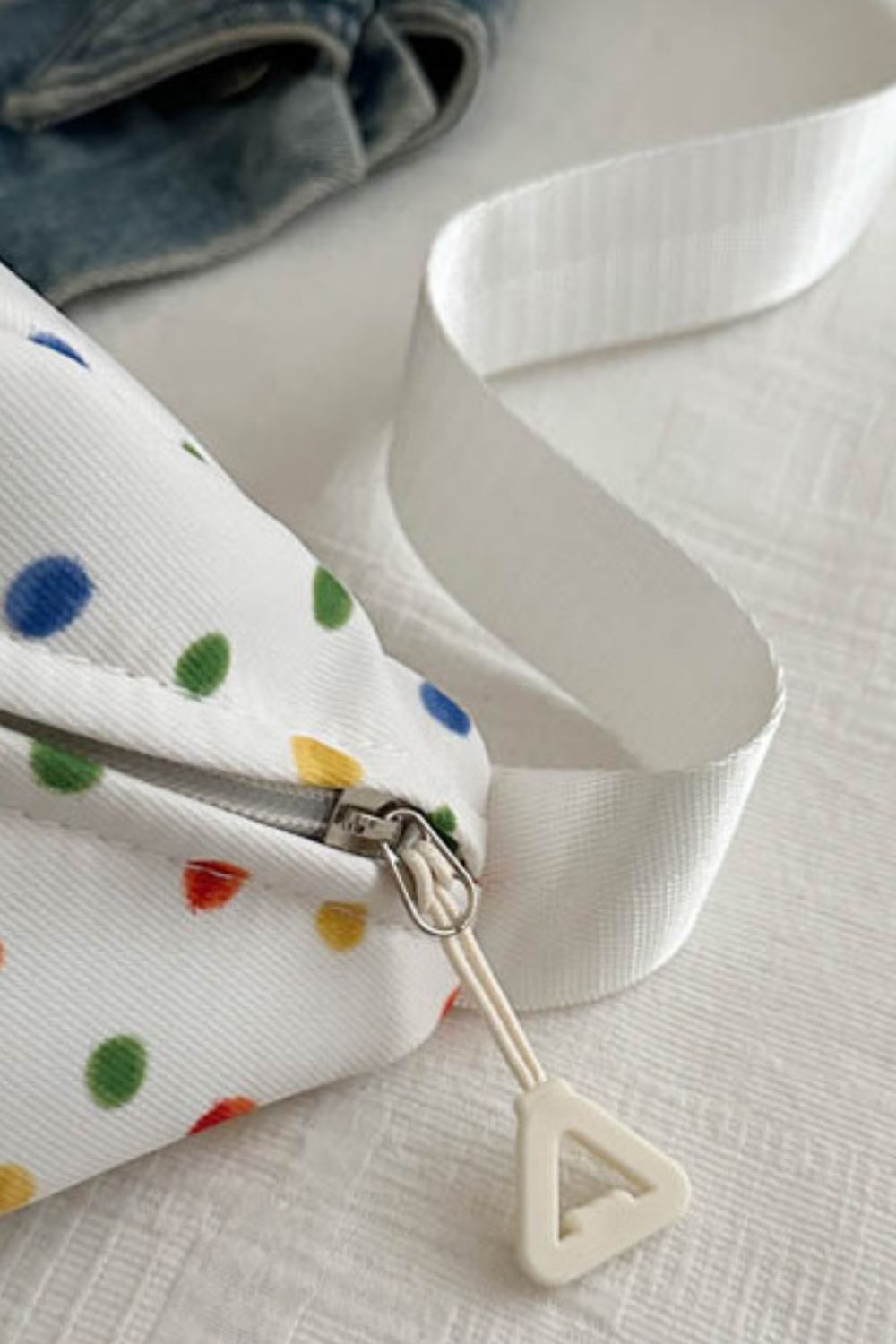 Umhängetasche mit kontrastierenden Punkten