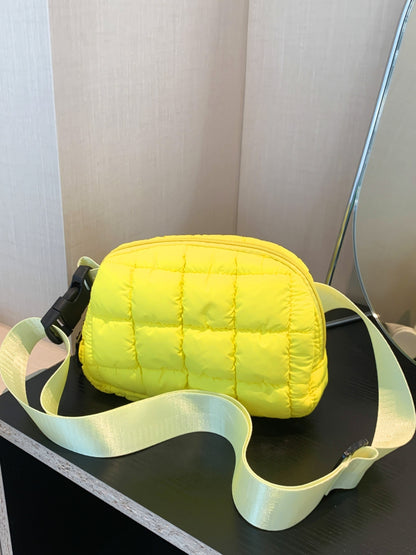 Umhängetasche mit verstellbarem Riemen und Blasenstruktur