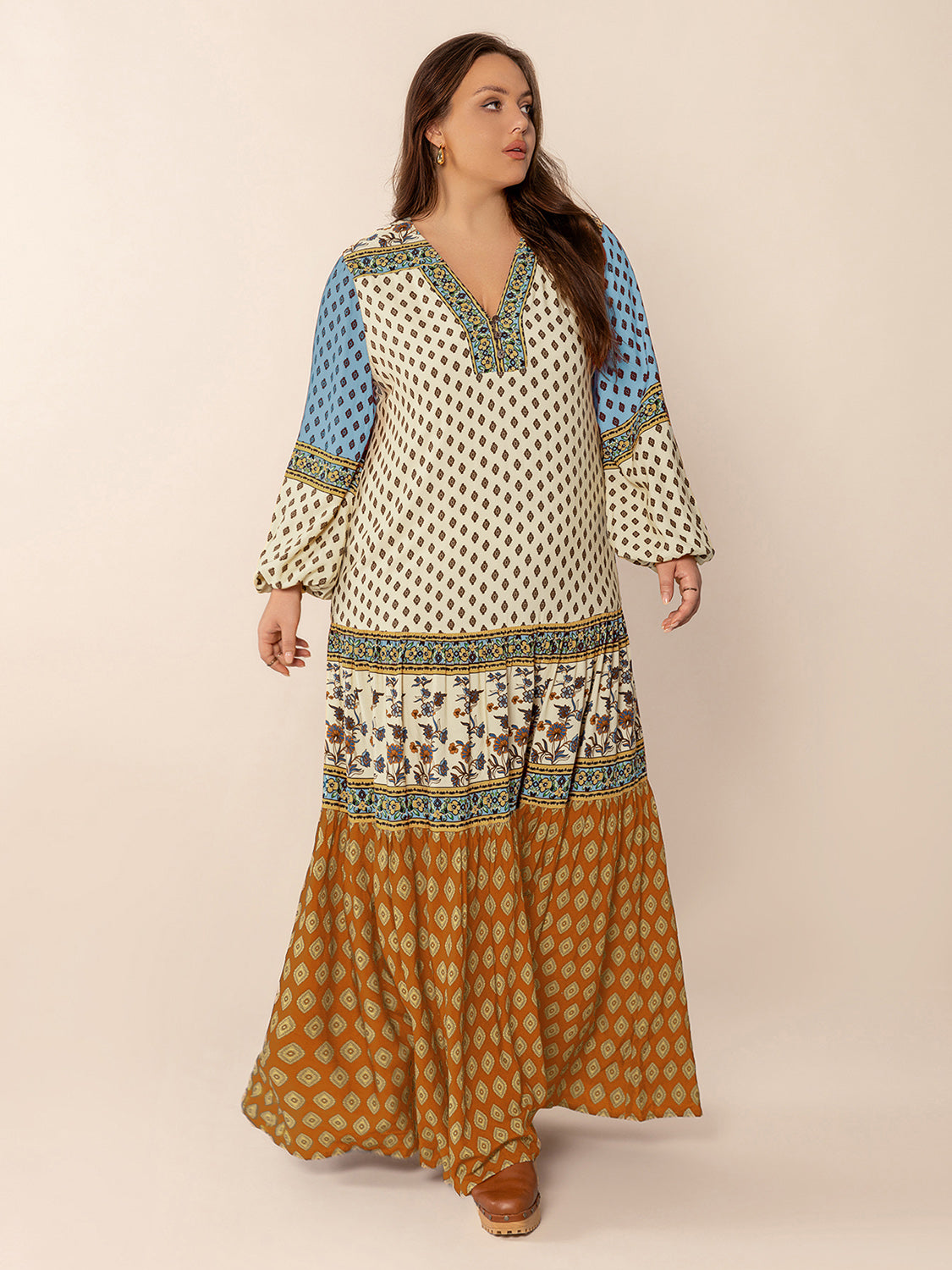 Bedrucktes Maxikleid mit V-Ausschnitt und Ballonärmeln in Übergröße