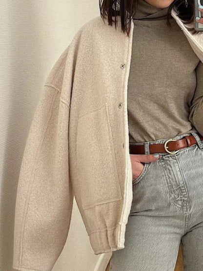 Jacke mit überschnittenen Schultern und Druckknöpfen in voller Größe