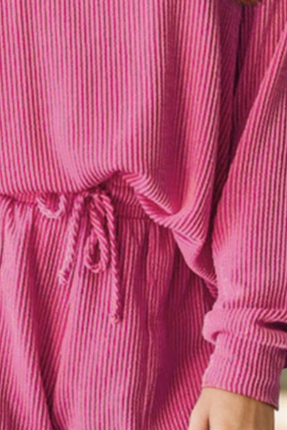 Set aus langärmligem Oberteil mit Rundhalsausschnitt und Shorts mit Kordelzug