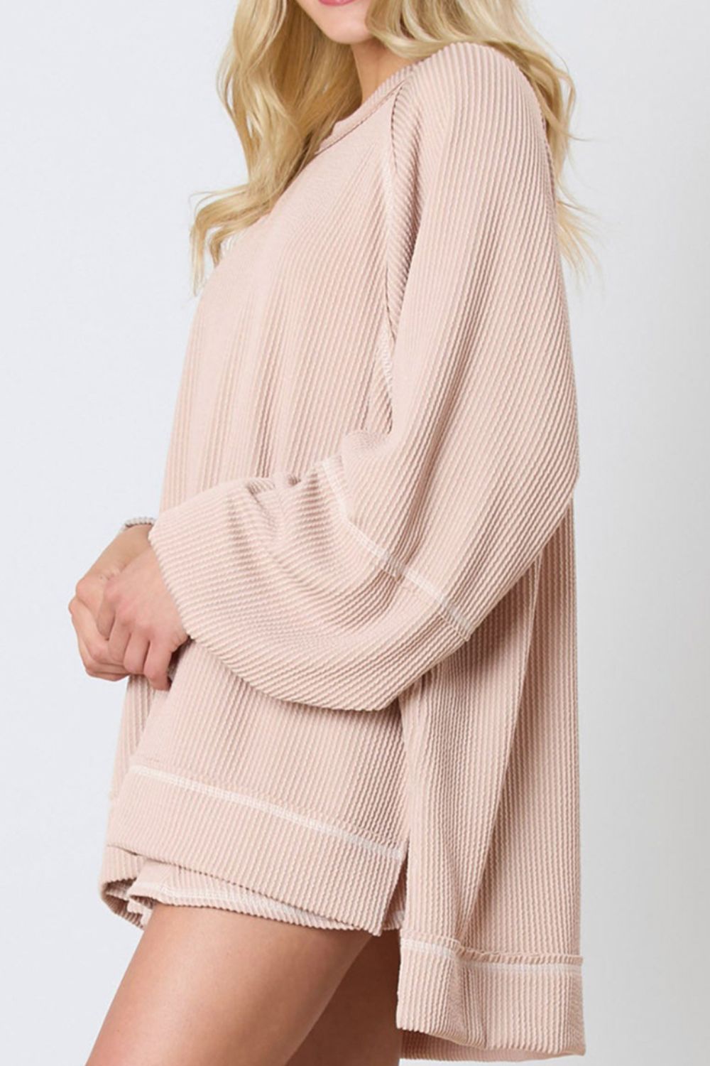 Strukturiertes Set aus langärmligem Oberteil und Rock mit Rundhalsausschnitt