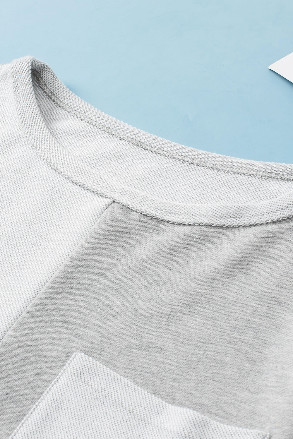 Oberteil mit Farbblock und zwei Brusttaschen sowie U-Boot-Ausschnitt