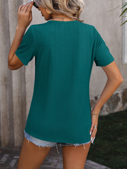 Blusa de manga corta con cuello redondo y botones decorativos