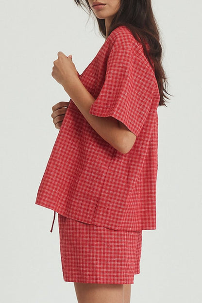 Set aus kariertem, gebundenem Kurzarm-Oberteil mit U-Ausschnitt und Shorts mit Kordelzug